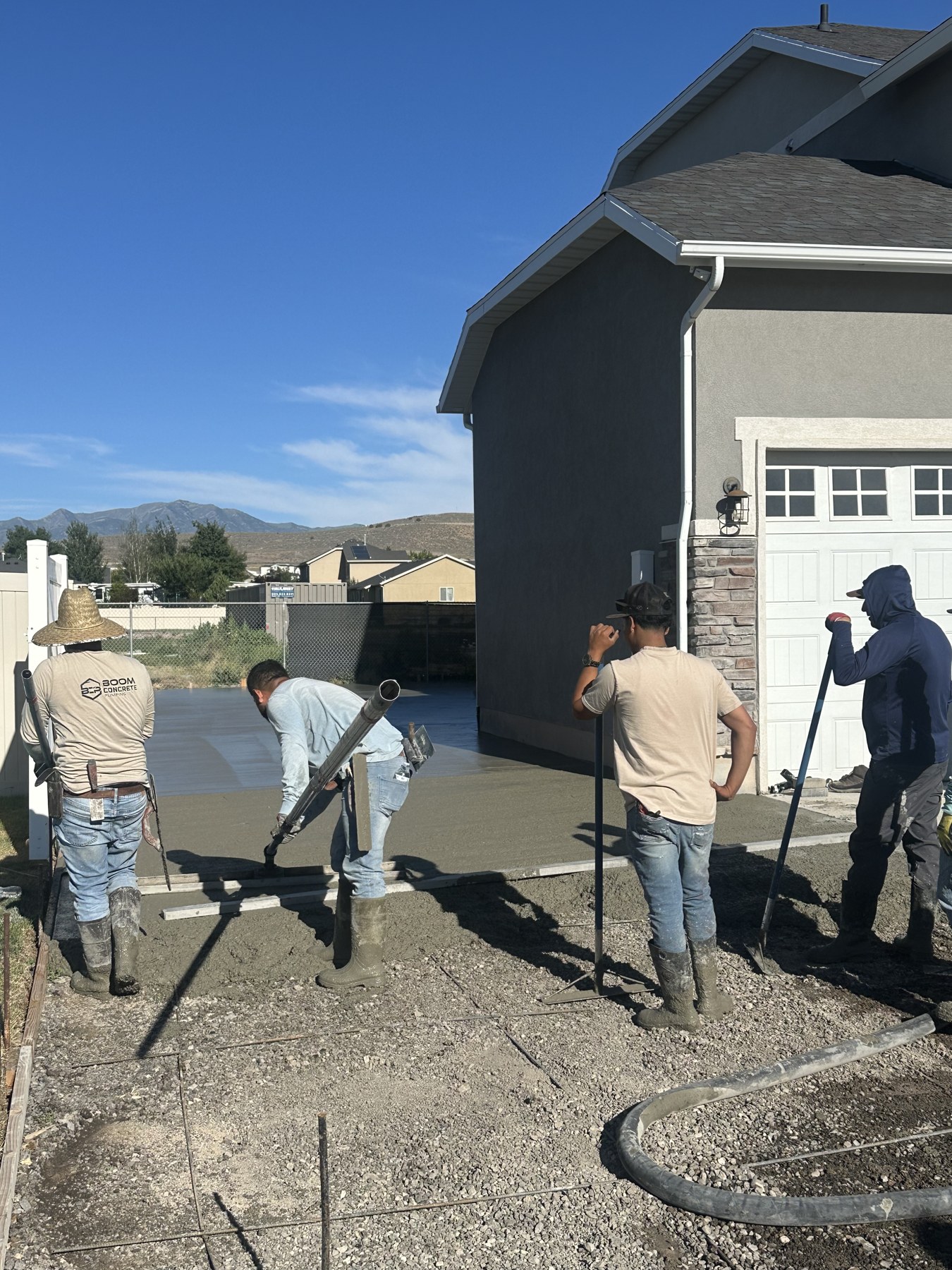 Cadoava crew screeding and finishing the wet concrete